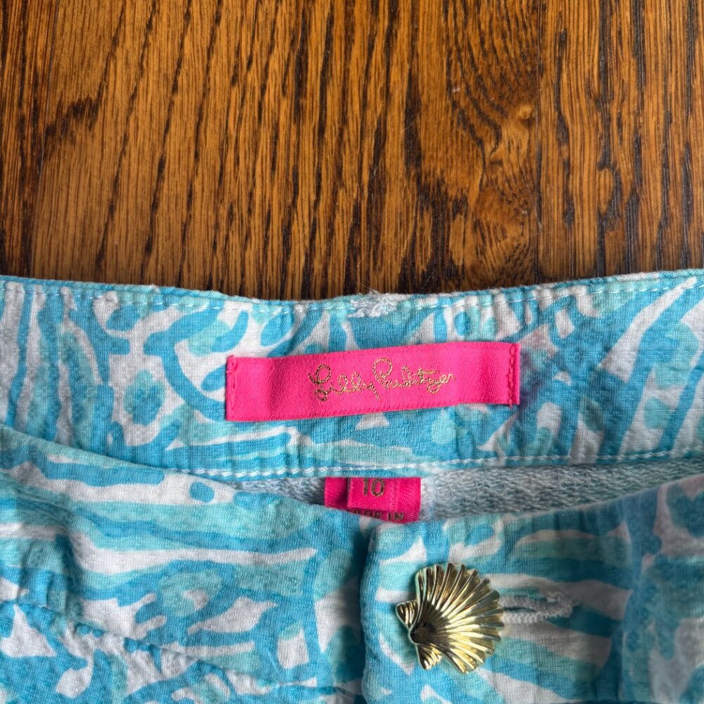 Light Blue Patterned Lilly Pulitzer Shorts with Scallop Detail Size 10 - Picture 3 of 3